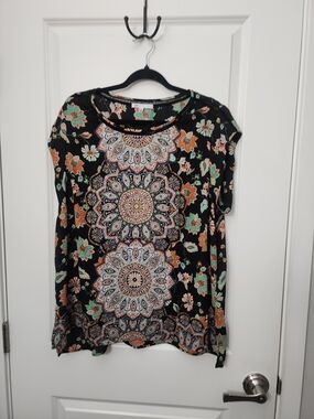 DR2 Black Floral Medallion Short Sleeve Blouse